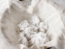  Tuangkan cecair yang berlebihan dengan meletakkan tepung kelapa dalam cheesecloth.