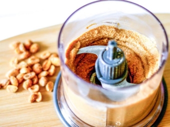  Blander ingredienser i en blender for peanøttsmør