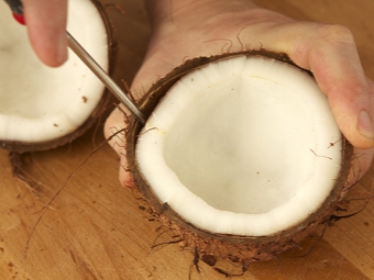  Menanggalkan pulpa kelapa dengan pemutar skru