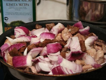  Forbereder kjøtt til gresskar fylling på italiensk