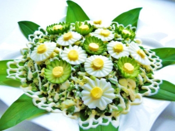  Salad musim bunga dengan bawang putih liar