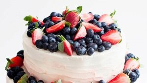  Πόσο όμορφη είναι η διακόσμηση του κέικ με μούρα και φρούτα;