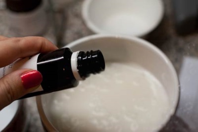  Ajouter l'huile de cannelle à la crème