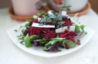  Salad với củ cải và lá quinoa