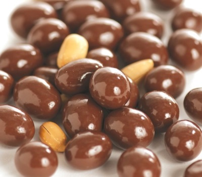  Coklat merangkumi kacang tanah