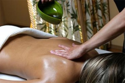  Massage với dầu khuynh diệp