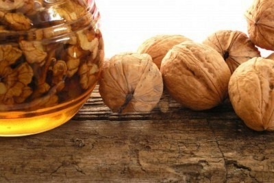  Med s ořechy má blahodárný vliv na celé tělo.