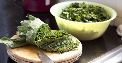  Frisk grønn komfrey inneholder mange av elementene kroppen trenger.
