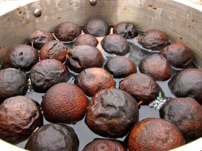  Černý ořech namáčí pro snadné peeling
