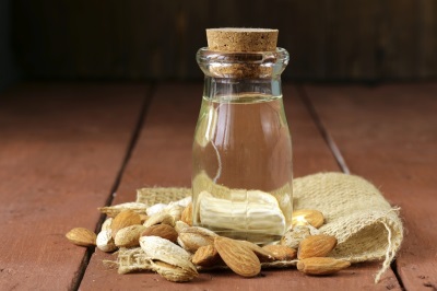  Minyak almond mempunyai banyak sifat bermanfaat untuk badan.