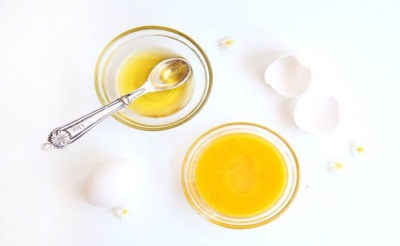 Membersihkan topeng - kuning telur dengan minyak badam