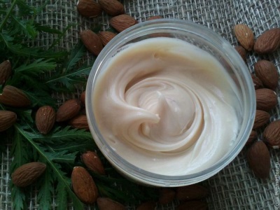  Almondmelk brukes til kosmetiske formål.