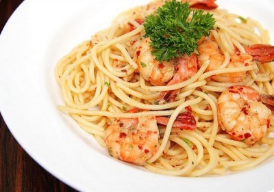  Spaghetti na may prawns at chilli